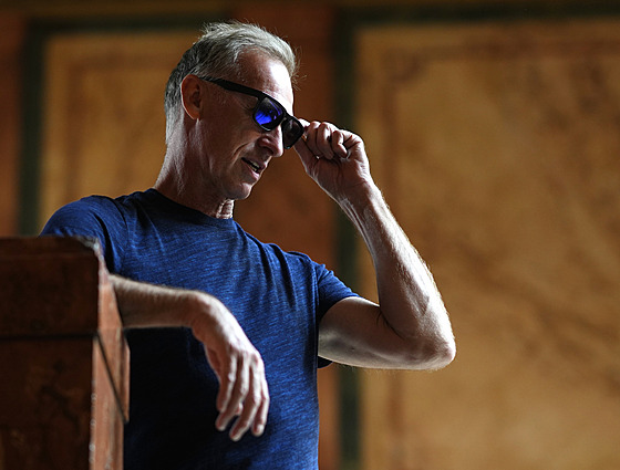 Dominik Ha�ek pózuje v Praze p�ed odletem na jednání v Evropském parlamentu.