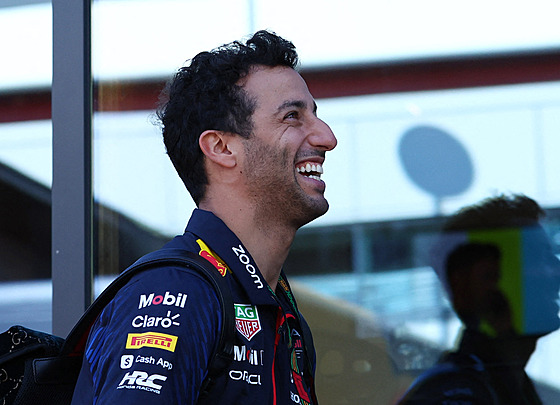 Daniel Ricciardo kráí paddockem na okruhu Silverstone.