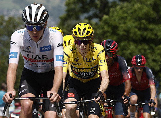 Dritel lutého trikotu pro lídra Tour de France, Jonas Vingegaard, si bedliv...