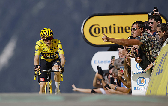 Lídr Tour de France a obhájce prvenství Jonas Vingegaard (Jumbo Visma) dojídí...