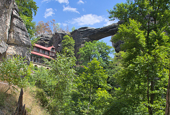 Pravickou bránu rok po poáru chtjí vidt davy lidí.