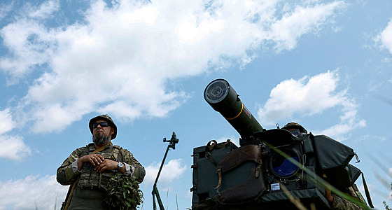 Ukrajintí vojáci jednotky protivzduné obrany obsluhují védský penosný...