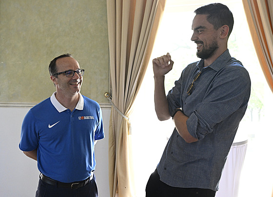 Nový trenér eských basketbalist panl Diego Ocampo (vlevo) debatuje s...