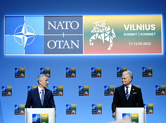 éf NATO Jens Stoltenberg a litevský prezident Gitanas Naus&#279;da v pedveer...