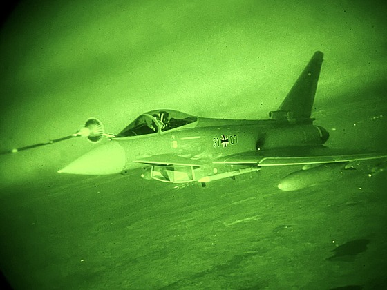Letoun Eurofighter nmecké Luftwaffe dopluje palivo za letu bhem mise na...