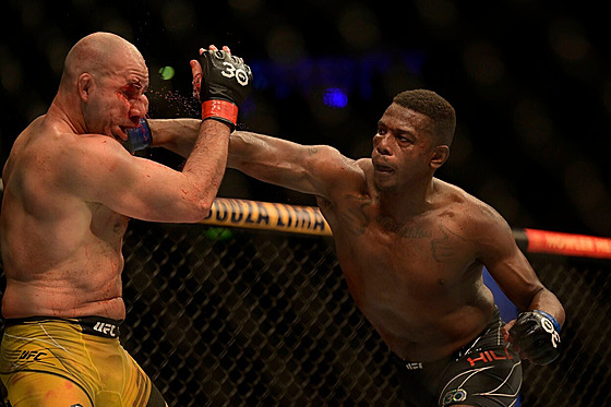 Americký UFC zápasník Jamahal Hill v utkání s Gloverem Teixeirou.