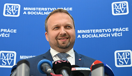Ministr práce a sociálních věcí Marian Jurečka na tiskové konferenci týkající...