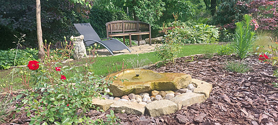 Kamenná pítka i nová fontána jsou zdrojem vody pro ptactvo i hmyz. 