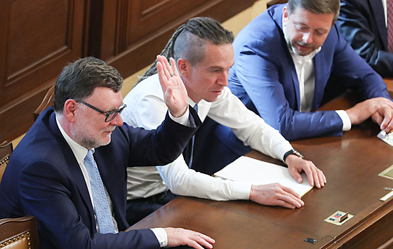 Ministr financí Zbynk Stanjura, ministr pro místní rozvoj Ivan Barto a ministr vnitra Vít Rakuan ve Snmovn