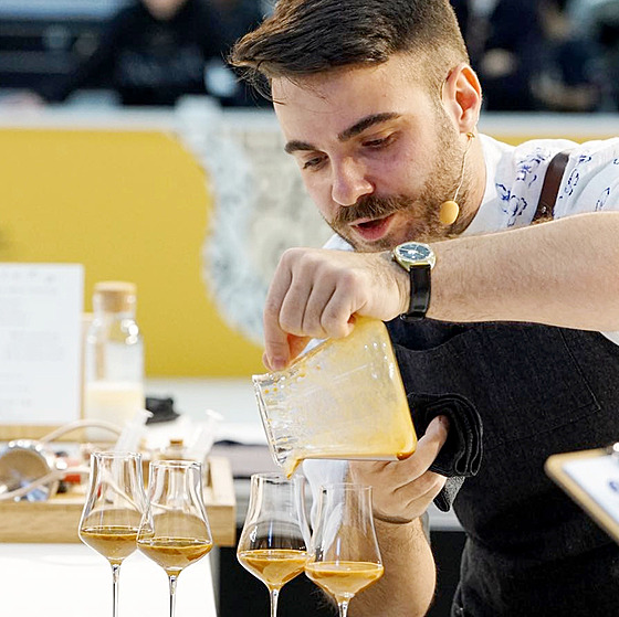 Denis Kramá� na sout�i p�ipravuje drink, jeho� sou�ástí je také káva. Loni se...