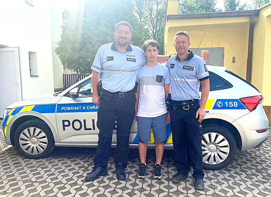 estnáctiletý chlapec piel podkovat policistm z Kopidlna, kteí mu...