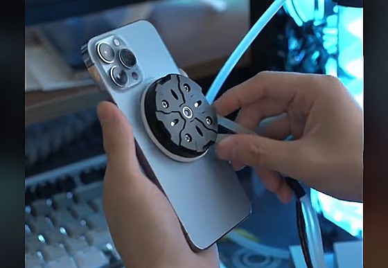 Kutil sestrojil chlazenou magnetickou nabíjeku pro iPhone