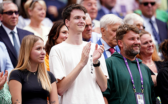 tpán imek sleduje svou manelku Markétu Vondrouovou ve finále Wimbledonu.