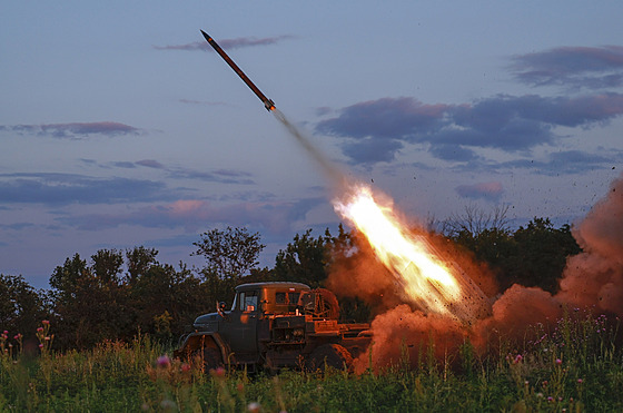 Salvový raketomet ukrajinské armády Grad odpaluje rakety na ruské pozice v...