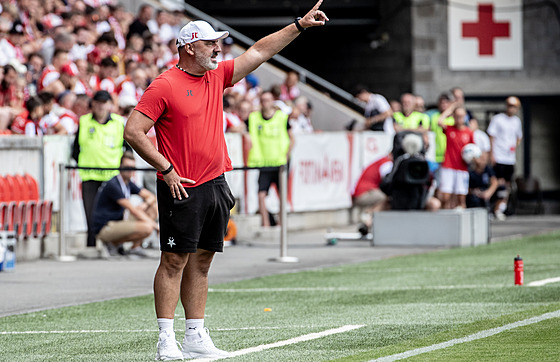 Slávistický trenér Jind�ich Trpi�ovský b�hem generálky na novou sezonu v duelu...