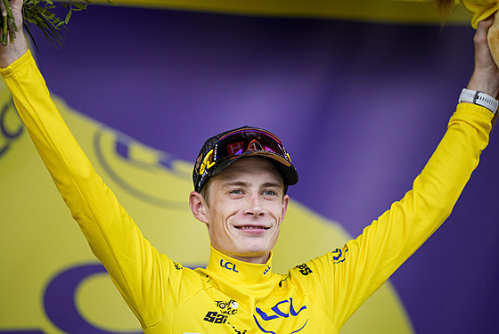 Jonas Vingegaard slaví vítzství i lutý dres po estnácté etap Tour de France.