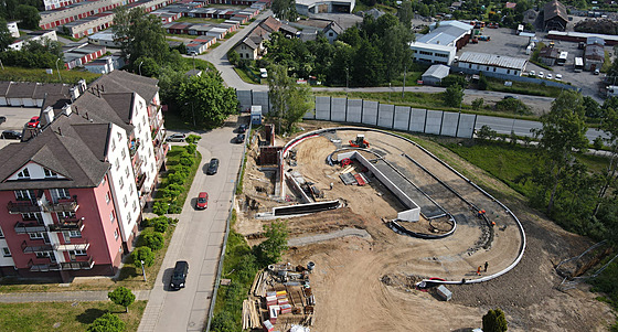 Na okraji brodského sídli�t� Vý�ina firma pomalu dokon�uje nové parkovi�t�...