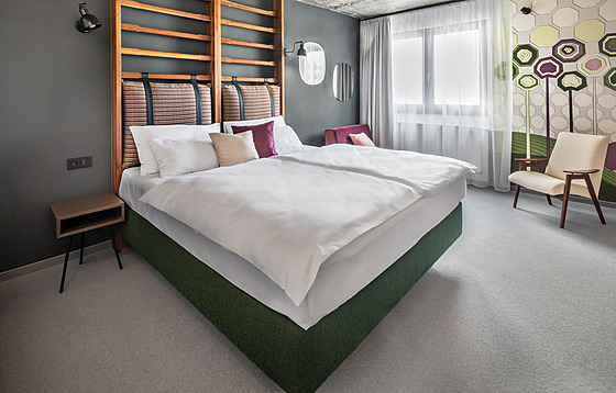 V hotelu najdete napíklad i postel usazenou do ebin z masivního oechu.