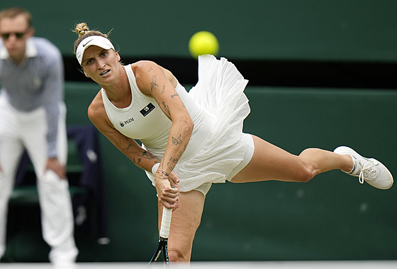 Markéta Vondrouová se soustedí na úder ve finále Wimbledonu.