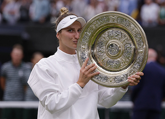 Markéta Vondrouová s trofejí pro vítzku Wimbledonu