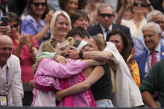 Markéta Vondrouová v objetí pátel a rodiny po vyhraném finále Wimbledonu