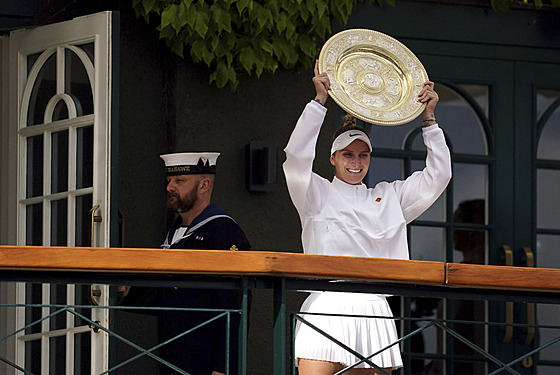 Markéta Vondrouová s trofejí pro vítzku Wimbledonu na balkonu centrálního...