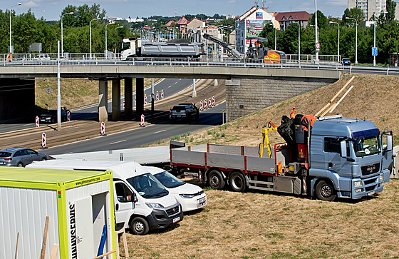 Zaaly opravy vozovky na rondelu nad Karlovarskou ulicí v Plzni. (17. 7. 2023)