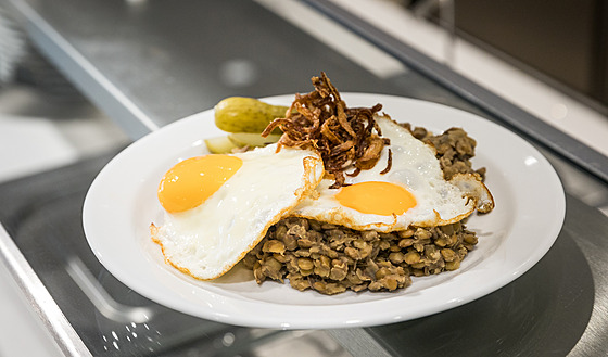 Lunchbox kantýna O2 Brumlovka: Na menu nechybí ani klasika - čočka se sázeným...