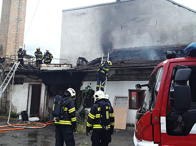 Podpálil budovu s bývalou družkou a jejím partnerem, soud žháři uložil 7,5 roku