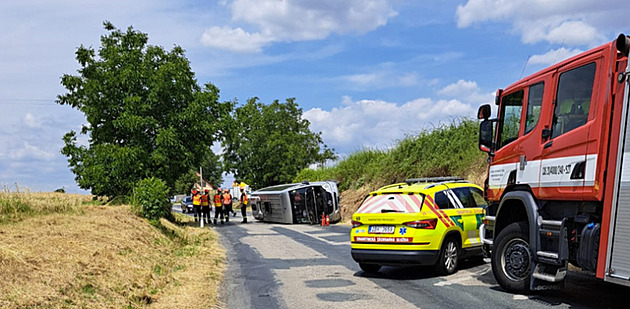 Při nehodě dodávky se zranilo deset lidí, zasahovala velkokapacitní sanitka