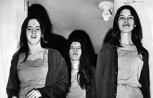 Propustili členku Mansonovy sekty. Za vraždu z roku 1969 si odseděla 53 let