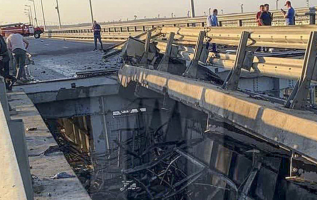 Exploze poničila Krymský most. Zemřeli dva lidé, doprava je zastavena