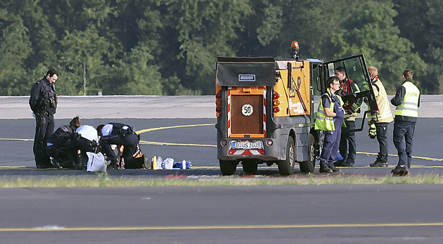 Aktivisté se přilepili na letištích v Hamburku a Düsseldorfu, zablokovali provoz