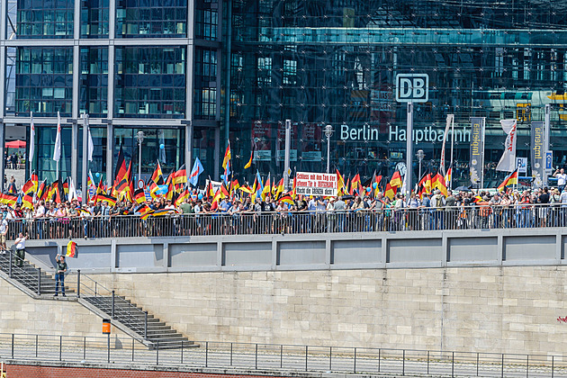 KOMENTÁŘ: (Ne)zadržitelný vzestup AfD. Její postoje by měly Česku znít varovně