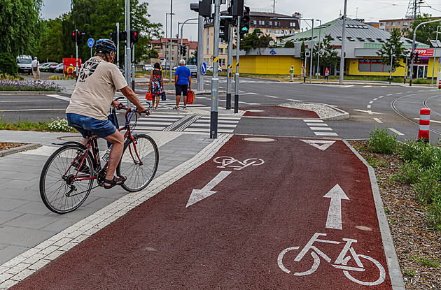 Nová tramvajová trať přinesla problémy. V sídlišti si překážejí auta i cyklisté