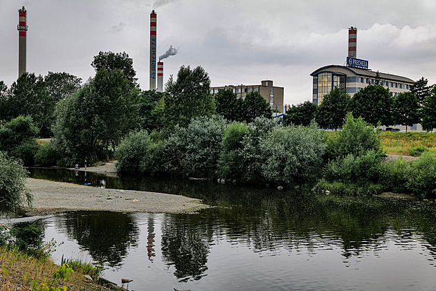 Voda mizí z podzemí i z řek, kvůli vedrům hrozí požáry. Prudké deště nepomohly