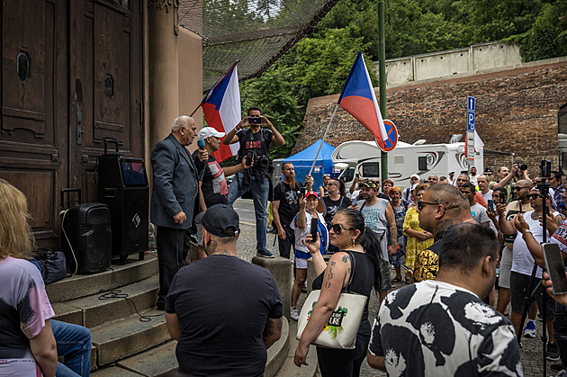 Chybí nám pocit bezpečí. Romové před Úřadem vlády demonstrovali za mír