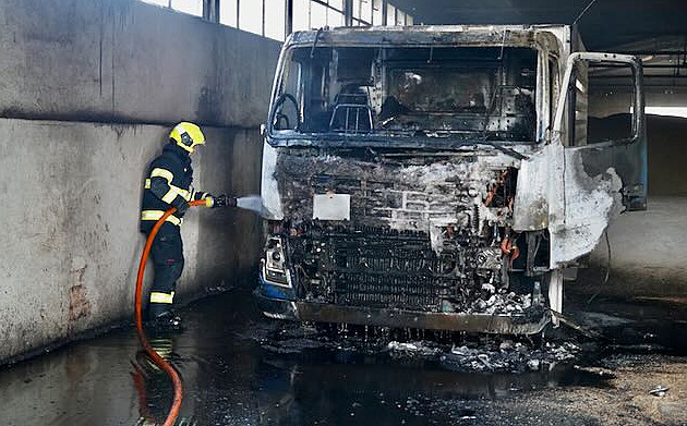 V průmyslové hale shořel nákladní vůz, požár způsobil škodu 6,5 milionu