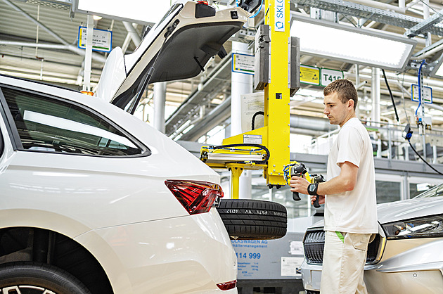 Za směnu tolik jako jinde za týden, Škoda Auto vyrábí naplno a štědře platí