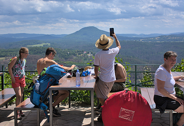 Požároví turisté mezi skalami. Lidé se do Hřenska vrátili, ale neutrácejí