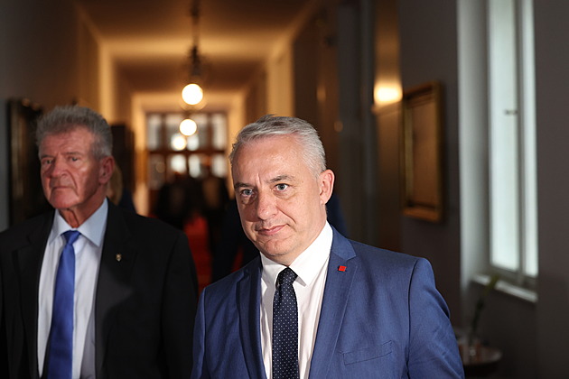 Hrozí minimální růst, zásadní problém nevyřeší škrty, vytkl vládě Středula