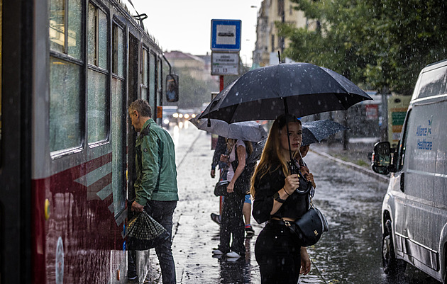 Vlna veder končí. Fronta přinese ochlazení, přijdou přeháňky, déšť či bouřky