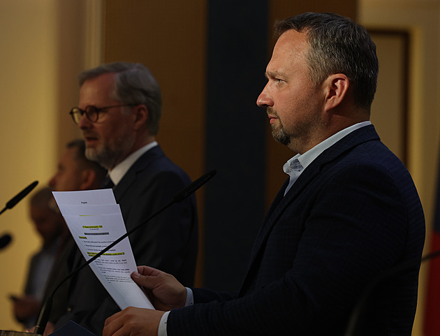 Mašinfíra bez vagonů. Fiala se svojí vládou prolelkoval spoustu času, neumí bouchnout do stolu