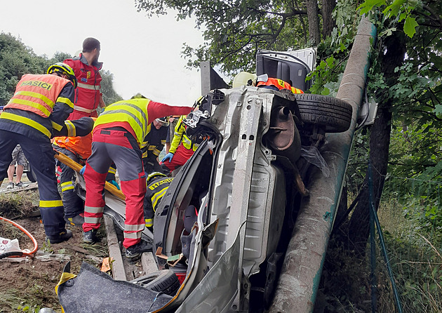 Na Liberecku narazilo auto do betonového sloupu, dva lidé se těžce zranili