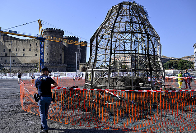 Venuše z hadrů lehla popelem. V Neapoli někdo zapálil uměleckou instalaci