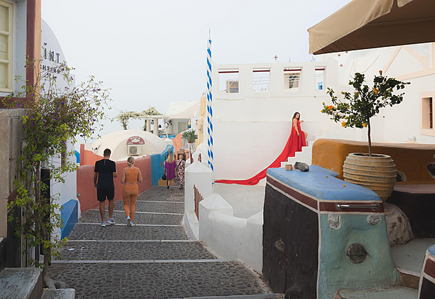 Vládnou vlající šaty. Turistky nejen na Santorini platí tisíce za fotografie