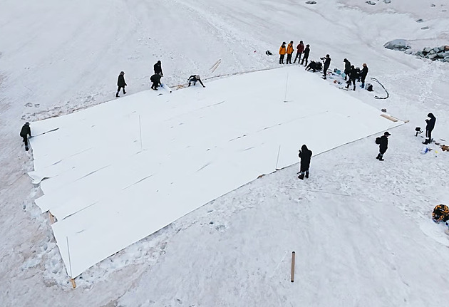 Čínští vědci zachraňují ledovec. Omezují jeho tání pomocí speciální folie