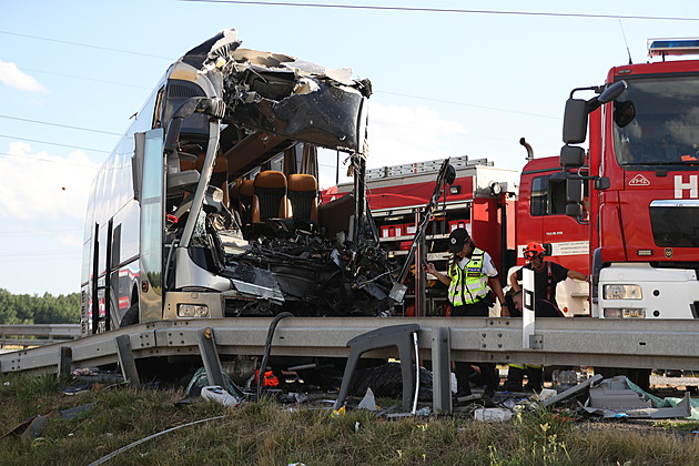 Na dálnici D2 u Brna jeden autobus narazil zezadu do druhého. Zranilo se celkem...