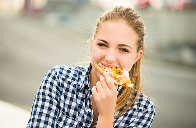 Hot dog, pizza, falafel nebo langoš. Propadněte světové pouliční gastronomii