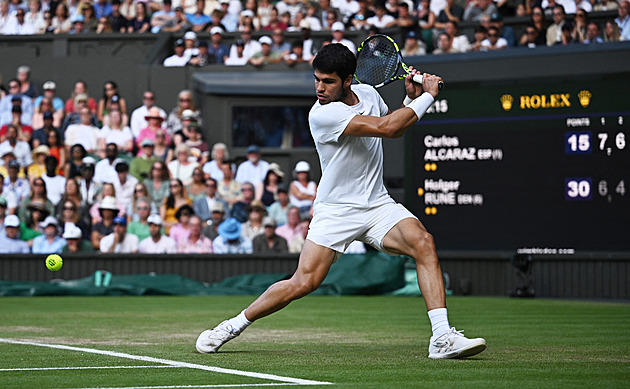 Alcaraz ovládl duel mladých hvězd, Medveděv ve čtvrtfinále Wimbledonu otáčel